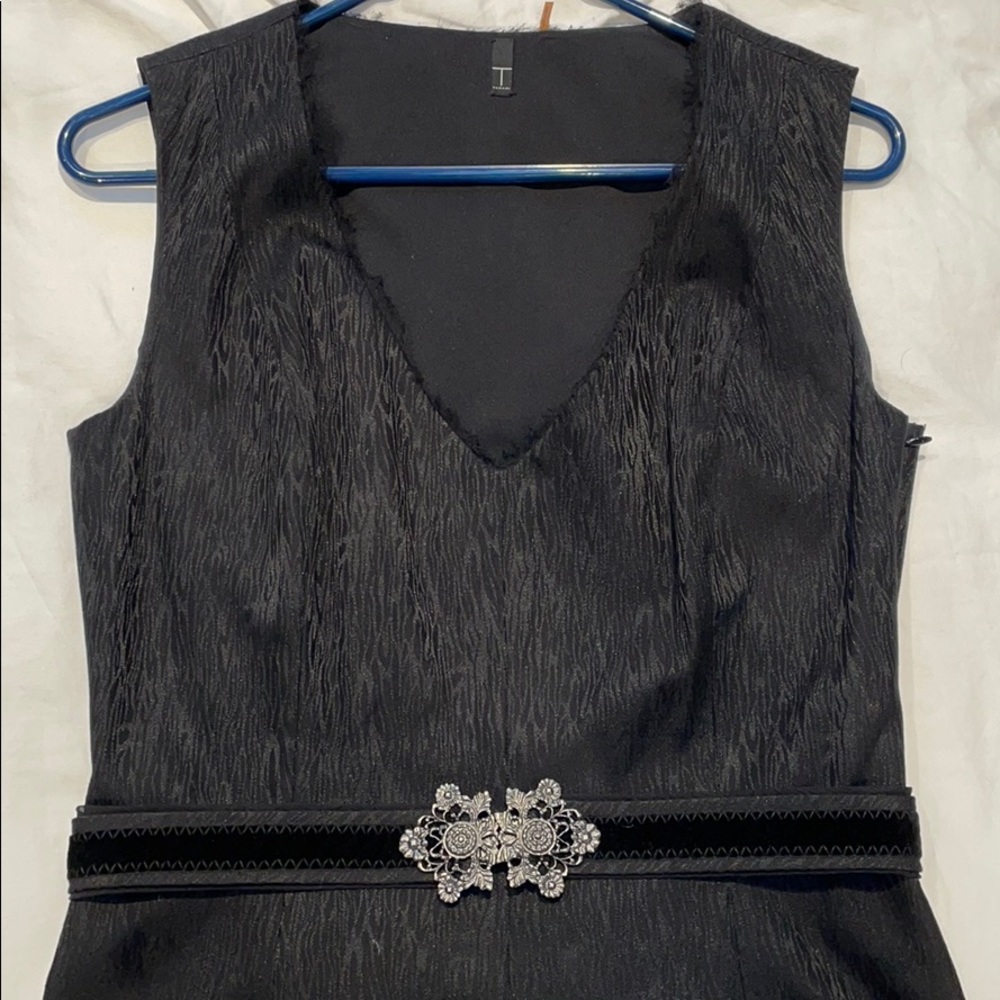 Tahari vneck belted dress